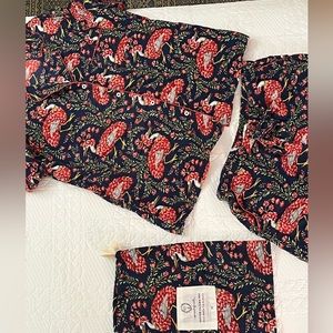 Print fresh Pajamas set with travel bag.